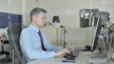 Ofis Bilgisayarında Çalışan Genç Yakışıklı İşadamı