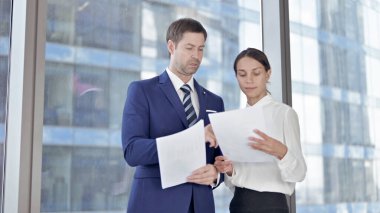 İş Adamları İş yerinde Bilgi Paylaşıyorlar