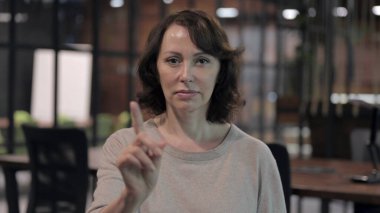 Üzgün Yaşlı Kadın Parmak İşareti ile Hayır diyor