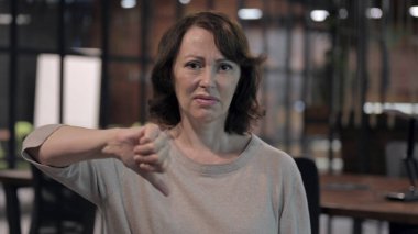 Hırslı Yaşlı Kadın Başparmak Aşağı gösteren