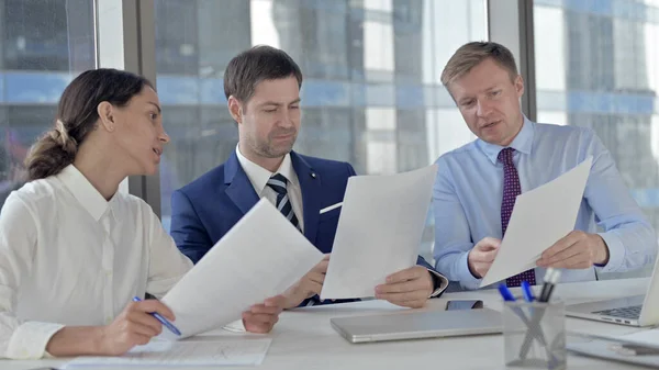 Business People Discussing Business, Paperwork — Stock Photo, Image