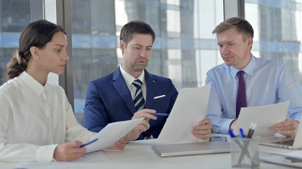 Business People Discussing Business Report at Work — Stock Photo, Image