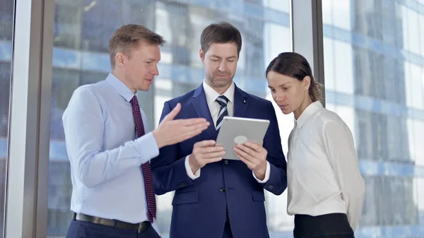 Geschäftsleute nutzen Tablet bei der Arbeit — Stockfoto