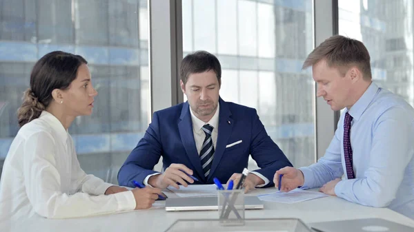 Geschäftsmann mittleren Alters trifft sich mit Team im Sitzungssaal — Stockfoto