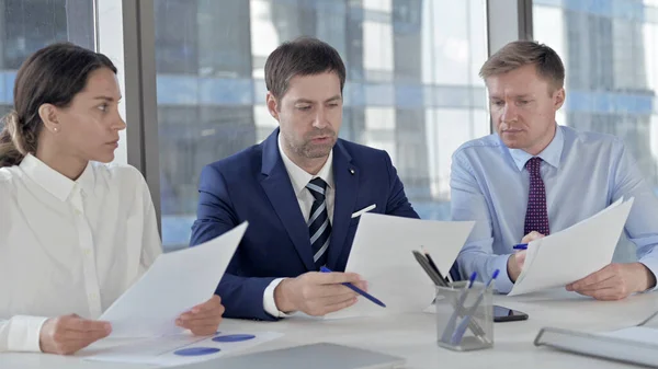 Executivos Negócios compartilhando informações por meio de documentos na tabela do Office — Fotografia de Stock