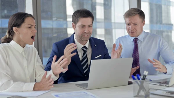 Zakelijke mensen geschokt door resultaten op laptop — Stockfoto