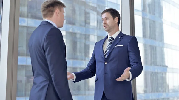 Middeleeuwse zakenlieden die ruzie hebben tegen het raampje van de bestuurskamer — Stockfoto