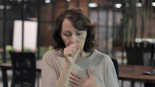Doente Velha mulher tendo tosse na câmera — Fotografia de Stock