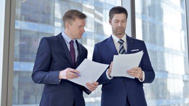 Orta Çağ İşadamları Belgeleri Yönetim Kurulu Ofisi Penceresiyle Karşılaştırıyor