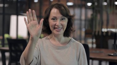 Mutlu Yaşlı Kadın El Sallıyor ve Kameraya Gülümsüyor