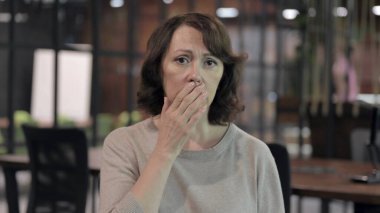 Şok Yaşlı Kadın Kamera Da Upset alıyorum