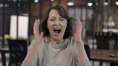 Kızgın Yaşlı Kadın Çok Yüksek Sesle Bağırıyor