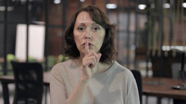 Mutlu Yaşlı Kadın Dudaklar Parmak koyarak