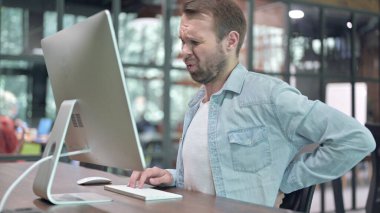 Sırt Ağrısı, İş Yerinde Bilgisayarda Çalışan Rahatsız Adam