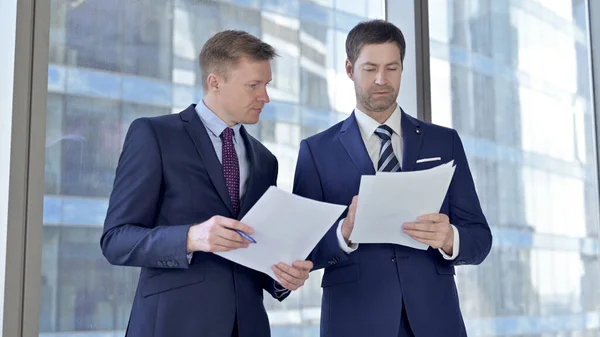 Orta Çağ İşadamları Belgeleri Yönetim Kurulu Ofisi Penceresiyle Karşılaştırıyor