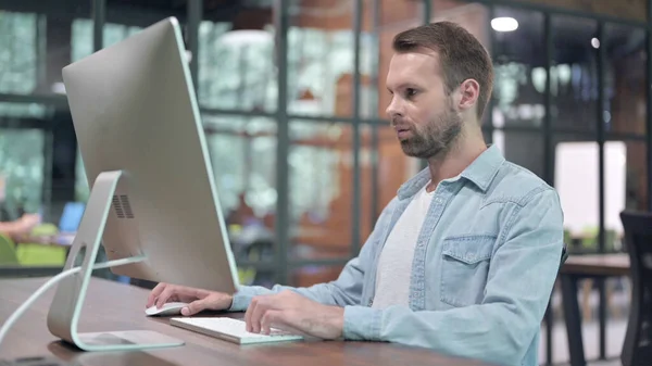 Jovem Casual Trabalhando em Computador — Fotografia de Stock