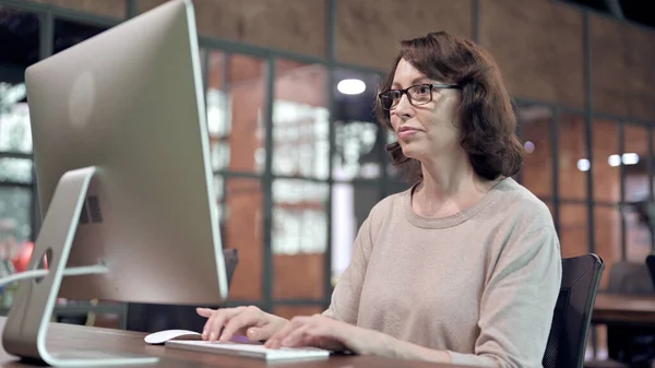 Vieille femme travaillant sur ordinateur en ligne — Photo