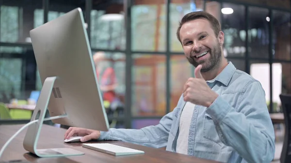 Glücklicher junger Mann zeigt Daumen hoch — Stockfoto