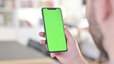 Kroma Anahtar Ekranlı Akıllı Telefonu Tutan Adamın Arka Görünümü