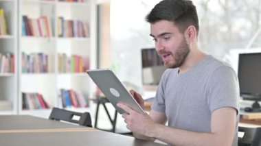 Ofisteki Tablette Başarıyı Kutlayan Genç Adam 