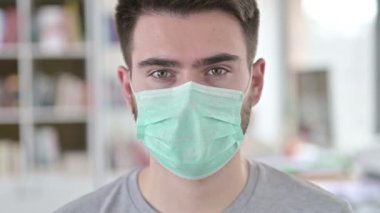 Koruyucu Maskeli Genç Adam 'a yaklaş. 