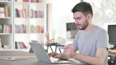 Çevrimiçi Ödeme Genç Adam tarafından Dizüstü bilgisayarda, Alışveriş