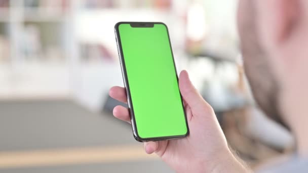 Férfi használ okostelefon Chroma Key Screen — Stock videók