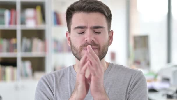 Portrait d'un jeune homme plein d'espoir priant les yeux fermés — Video