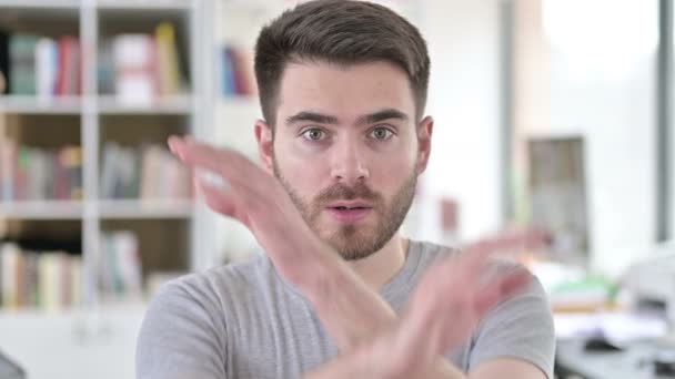 Retrato de un joven rechazando con gesto de brazo — Vídeos de Stock