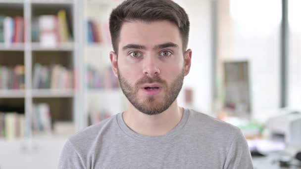 Portret van een jonge man die zich geschokt voelt door verlies — Stockvideo