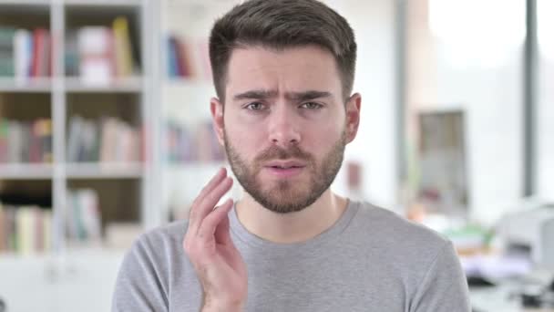 Portret van een jonge man met tandpijn, tandinfectie — Stockvideo