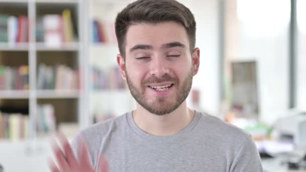 Porträtt av Online videochatt av glad ung man — Stockvideo