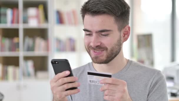 Retrato del pago en línea en Smartphone por Young Man — Vídeo de stock