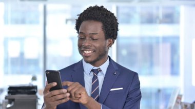 Hırslı Afrikalı Amerikalı İşadamı Akıllı Telefonu Kaydırıyor