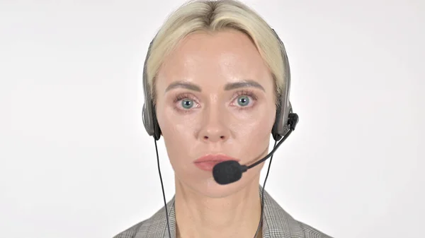 Close Up of Call Center Mulher com fone de ouvido, fundo branco — Fotografia de Stock