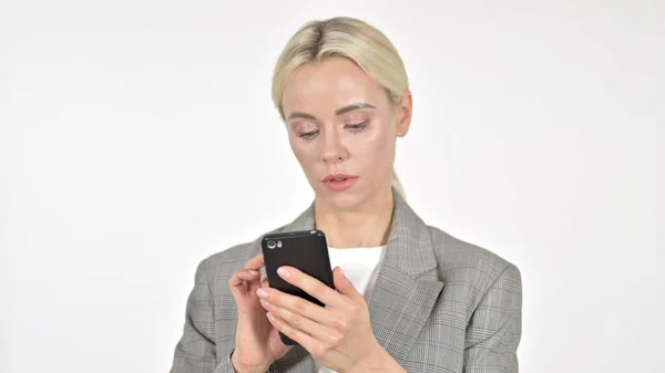 Empresária Navegando Smartphone em fundo branco — Fotografia de Stock