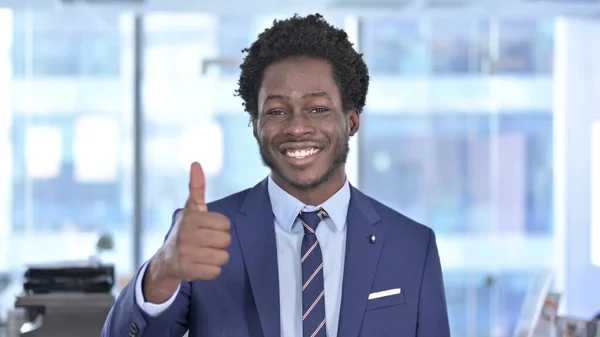 Veselý africký podnikatel ukazující palec nahoru — Stock fotografie