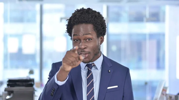 Africký americký podnikatel ukazující prstem na kameru — Stock fotografie