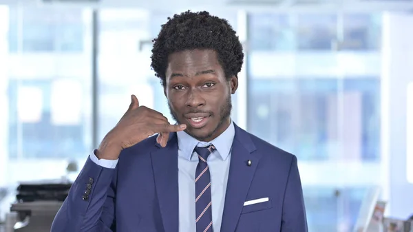 Africký americký podnikatel ukazující prstem a žádající o výzvu — Stock fotografie