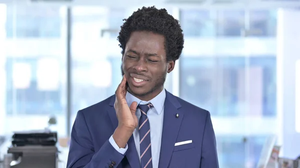 歯痛のアフリカ系アメリカ人ビジネスマン — ストック写真