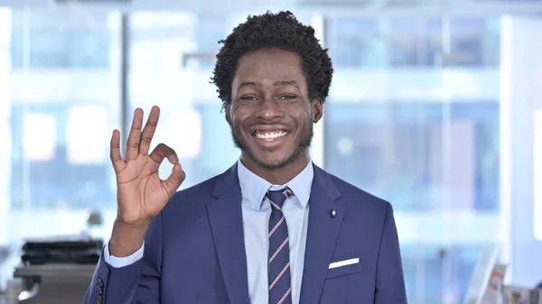 Veselý Afroameričan Podnikatel ukazující OK znamení — Stock fotografie