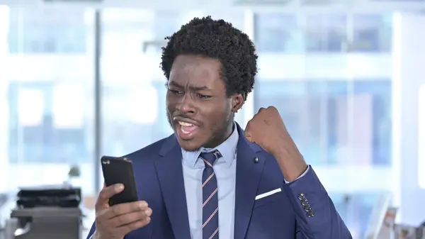 Africký americký podnikatel slaví úspěch na Smartphone — Stock fotografie