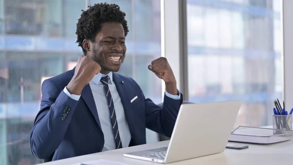 Framgångsrik afroamerikansk affärsman firar på laptop — Stockfoto