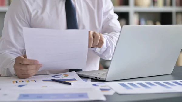 Nahaufnahme von Geschäftsmann mit Laptop und Dokumenten — Stockfoto