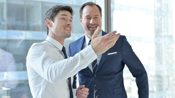 Hombres de negocios alegres discutiendo proyecto de negocio — Foto de Stock