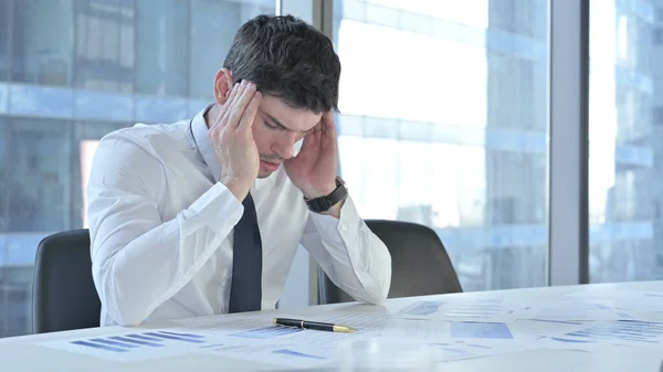 Empresário cansado com dor de cabeça enquanto trabalhava no Office Desk — Fotografia de Stock