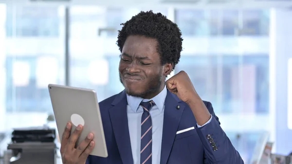 Bonito empresário afro-americano ficar chocado em Tablet — Fotografia de Stock