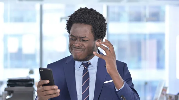 Africano americano Empresário ficar chocado no Smartphone — Fotografia de Stock