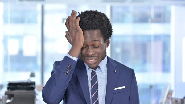 Unavený africký americký podnikatel s bolestí hlavy — Stock fotografie
