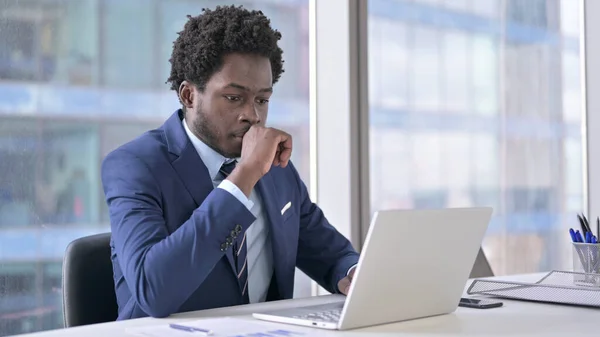 在办公室里思考和使用笔记本电脑的非裔美国商人 — 图库照片
